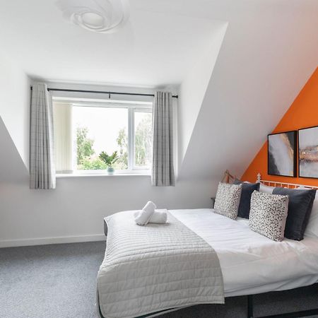 Modern Four Bedroom Four Bathroom Home Cheltenham Dış mekan fotoğraf