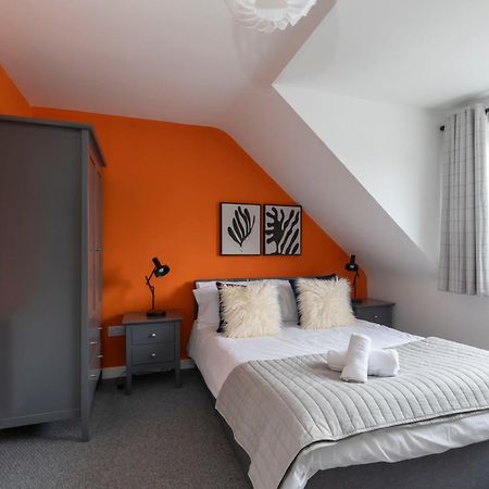 Modern Four Bedroom Four Bathroom Home Cheltenham Dış mekan fotoğraf
