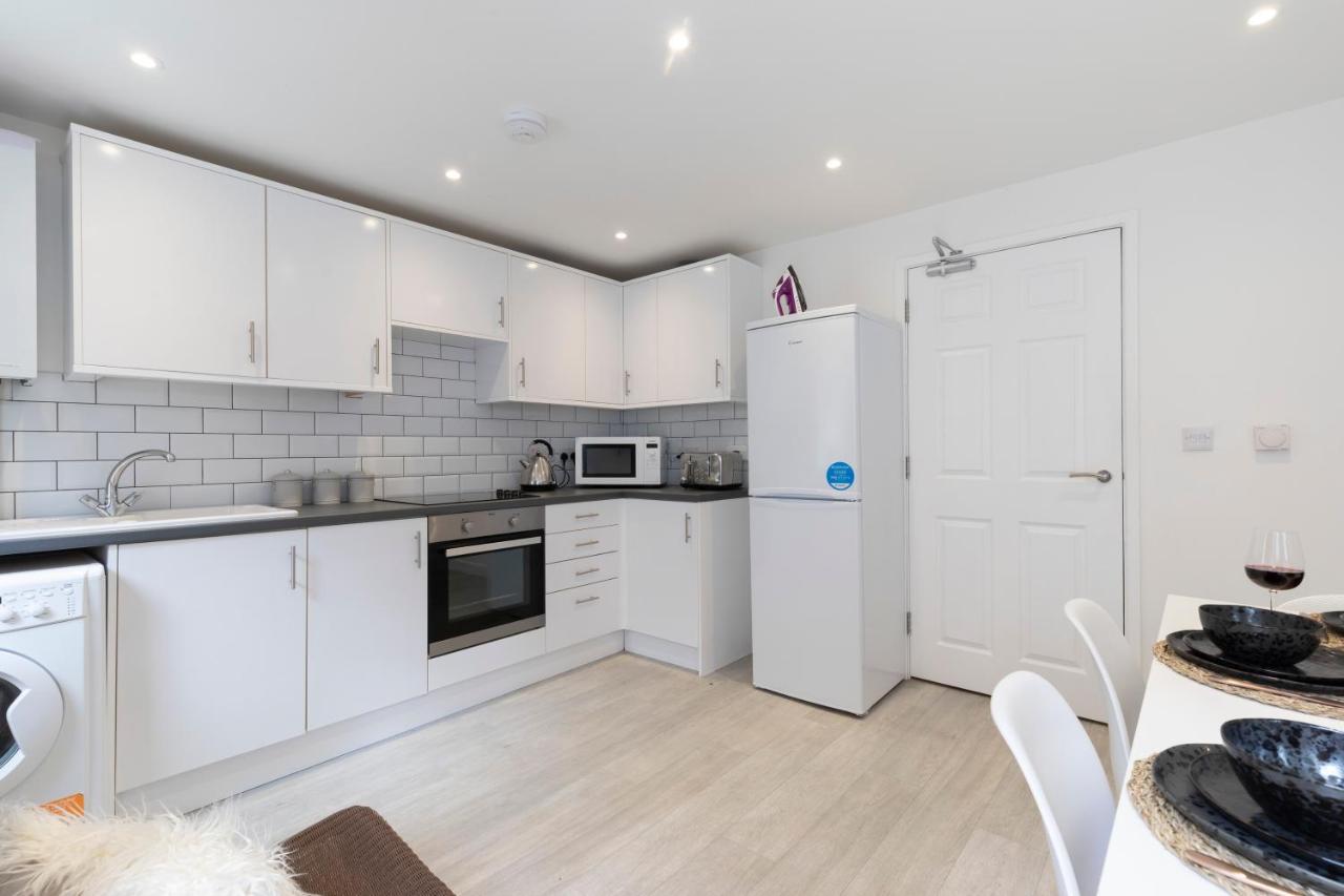 Modern Four Bedroom Four Bathroom Home Cheltenham Dış mekan fotoğraf