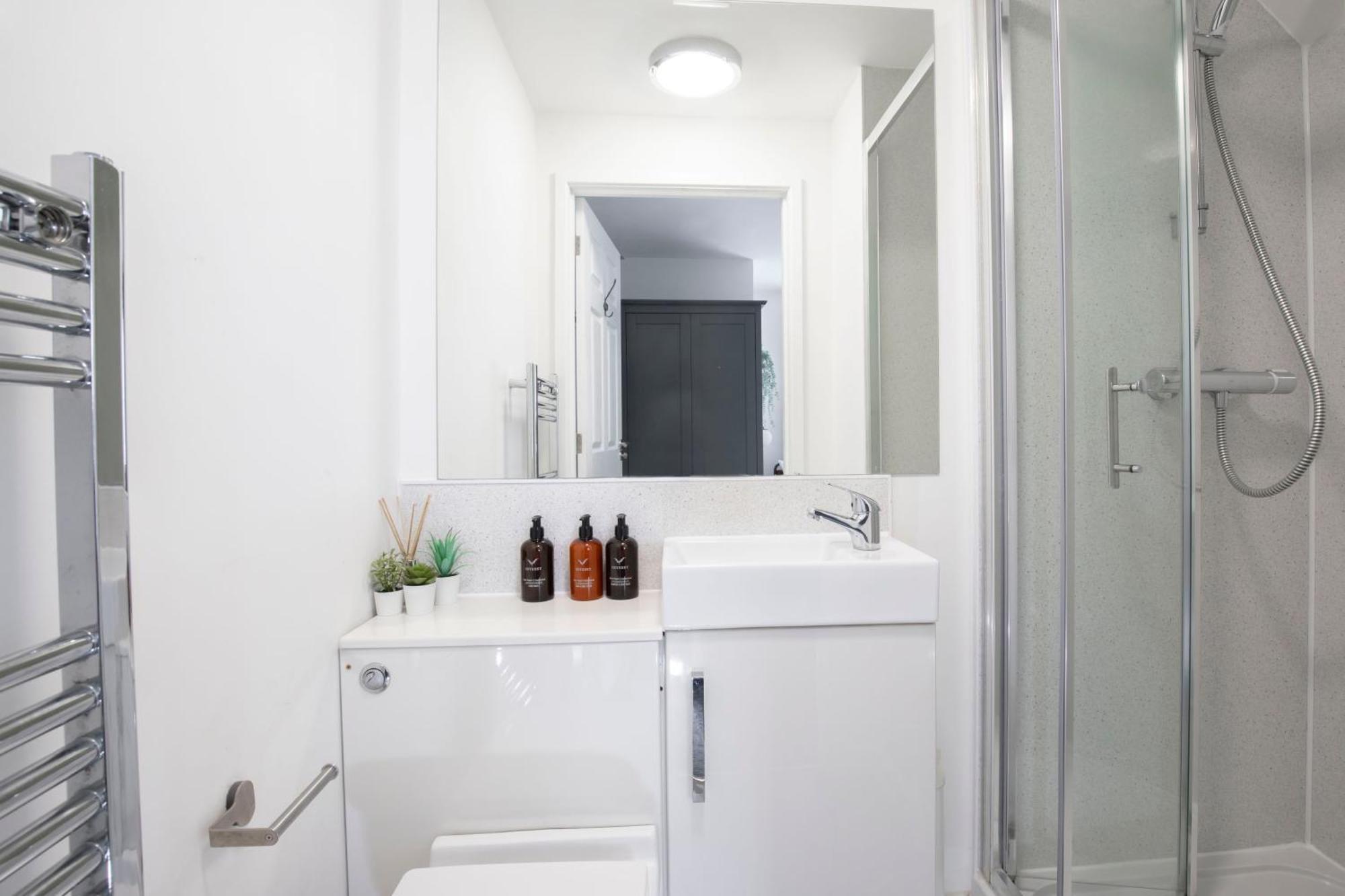 Modern Four Bedroom Four Bathroom Home Cheltenham Dış mekan fotoğraf