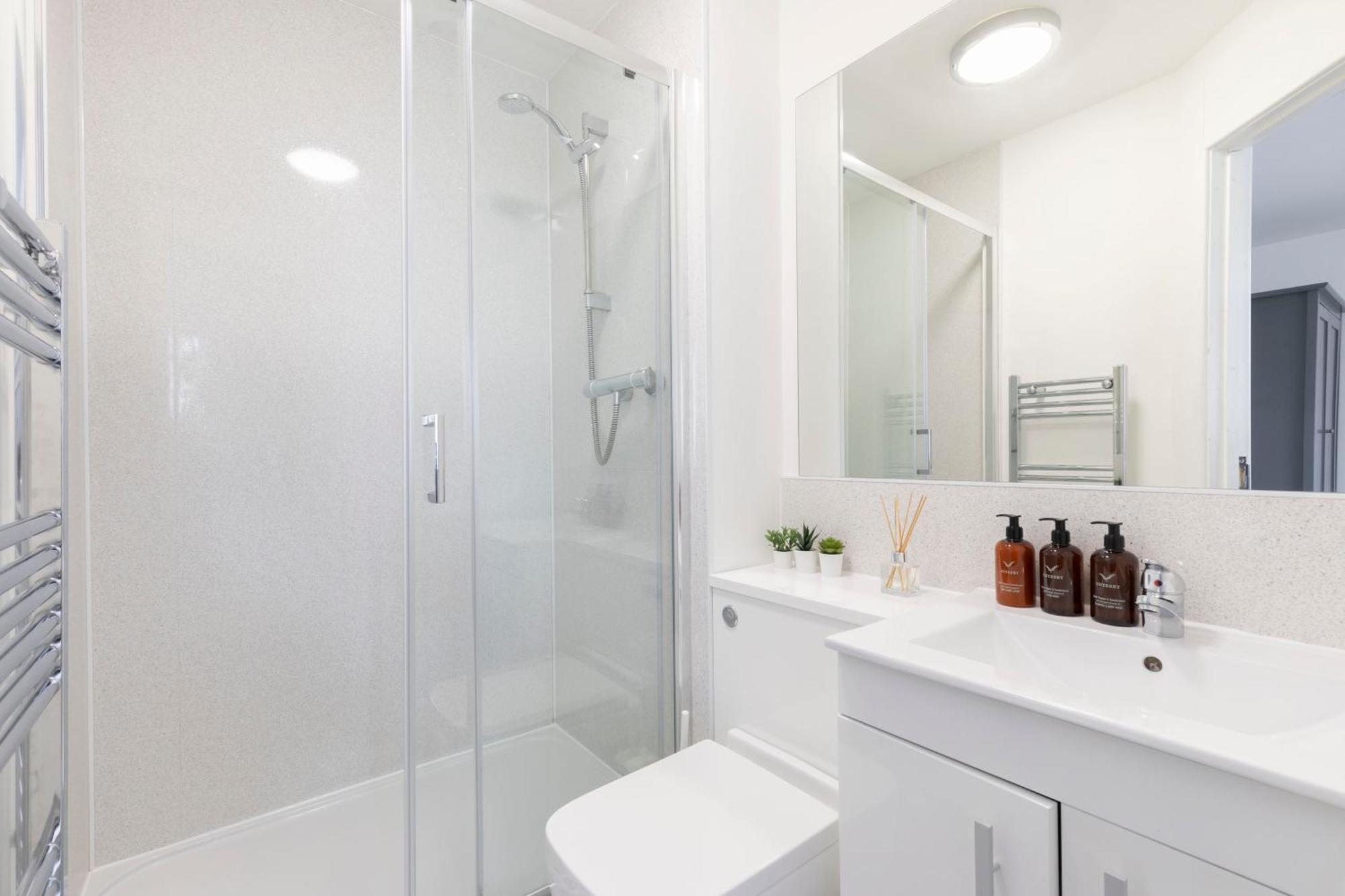 Modern Four Bedroom Four Bathroom Home Cheltenham Dış mekan fotoğraf